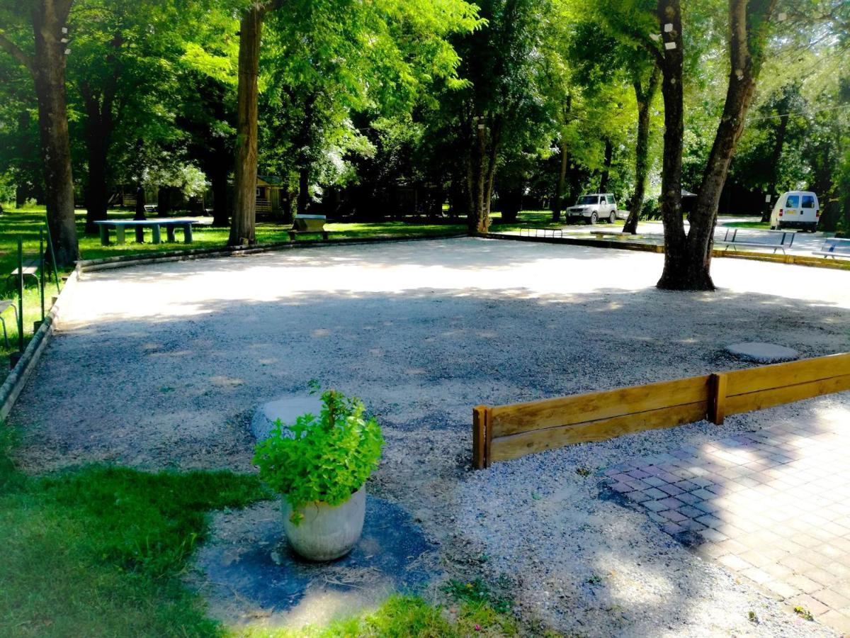 Camping Du Lion Bourg-Saint-Andeol Bagian luar foto