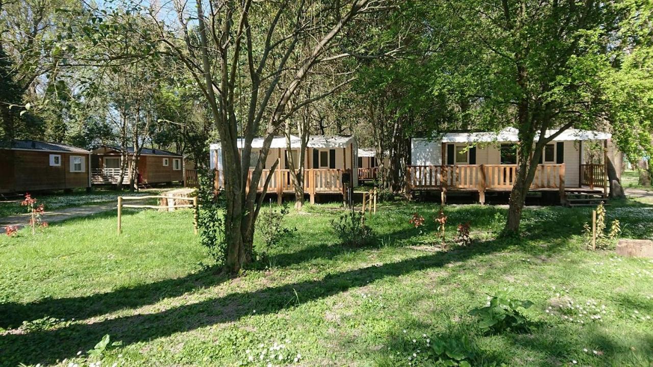 Camping Du Lion Bourg-Saint-Andeol Bagian luar foto