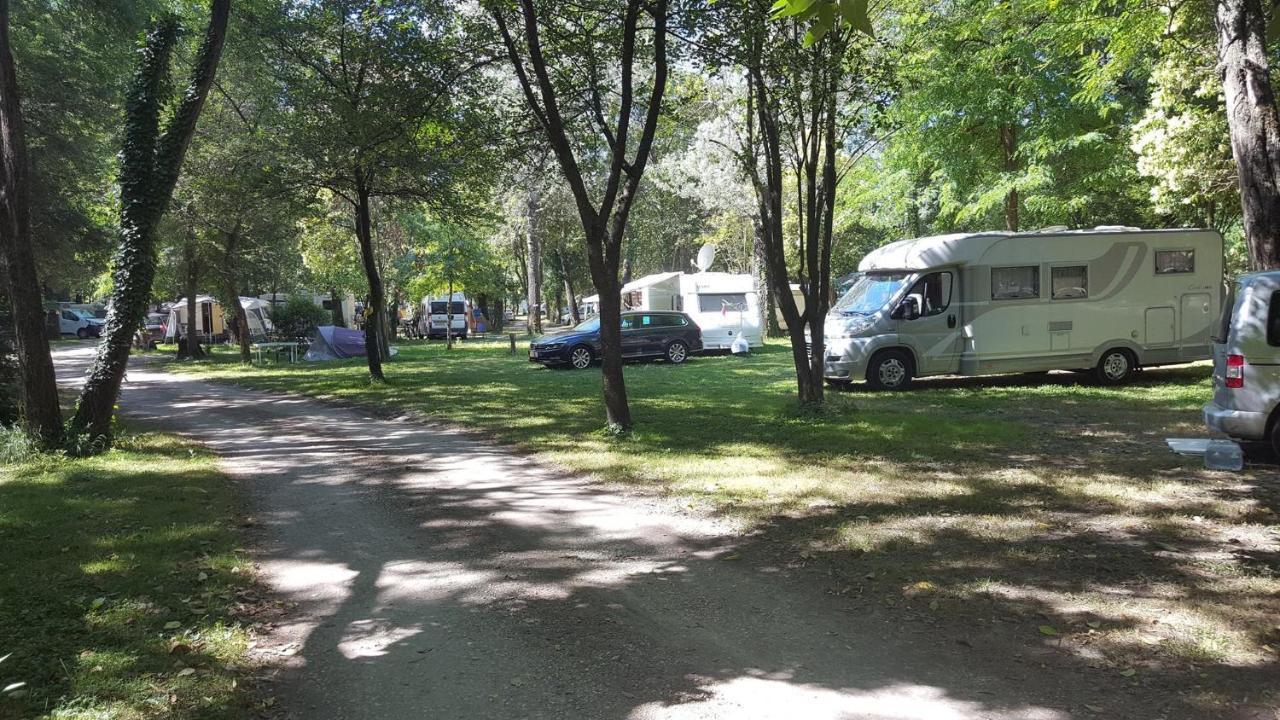 Camping Du Lion Bourg-Saint-Andeol Bagian luar foto